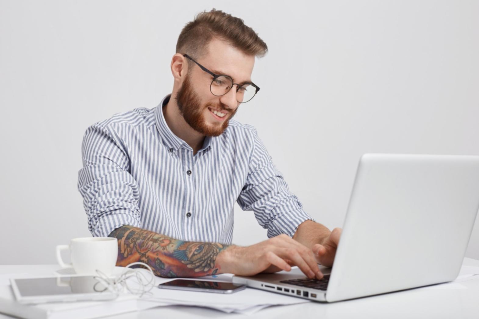 Modernes Arbeitsumfeld mit digitalen Werkzeugen für intelligente Entscheidungsfindung